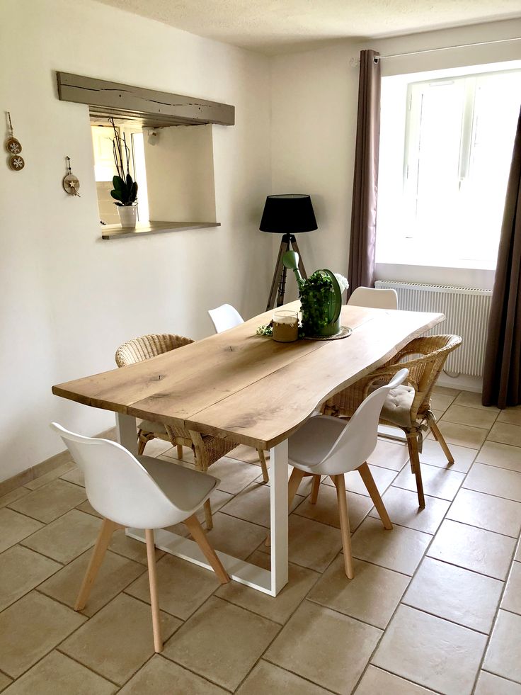 Mesa comedor madera moldeada con patas de hierro blancas - Naturshome