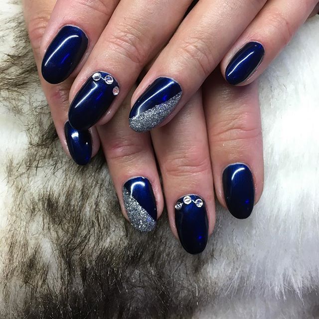 Dunkles, elegantes Nageldesign bei Bella's Beauty in Dortmund