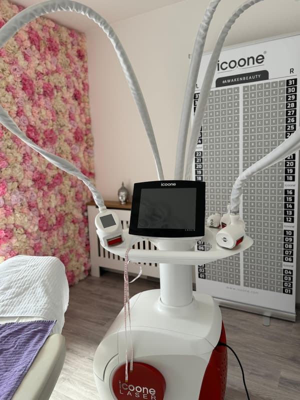 Modernes Behandlungsgerät im Beauty Studio Bella's Beauty Dortmund