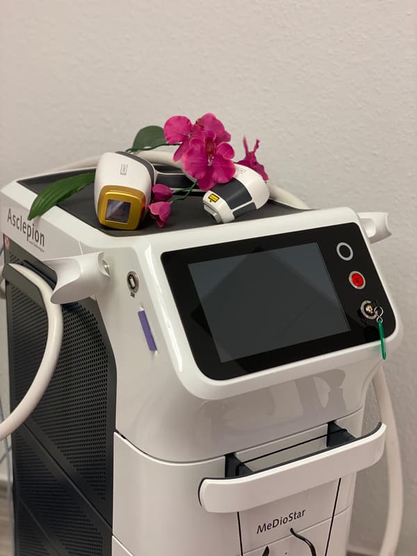 Professionelles Kosmetikgerät im Studio Bella's Beauty Dortmund