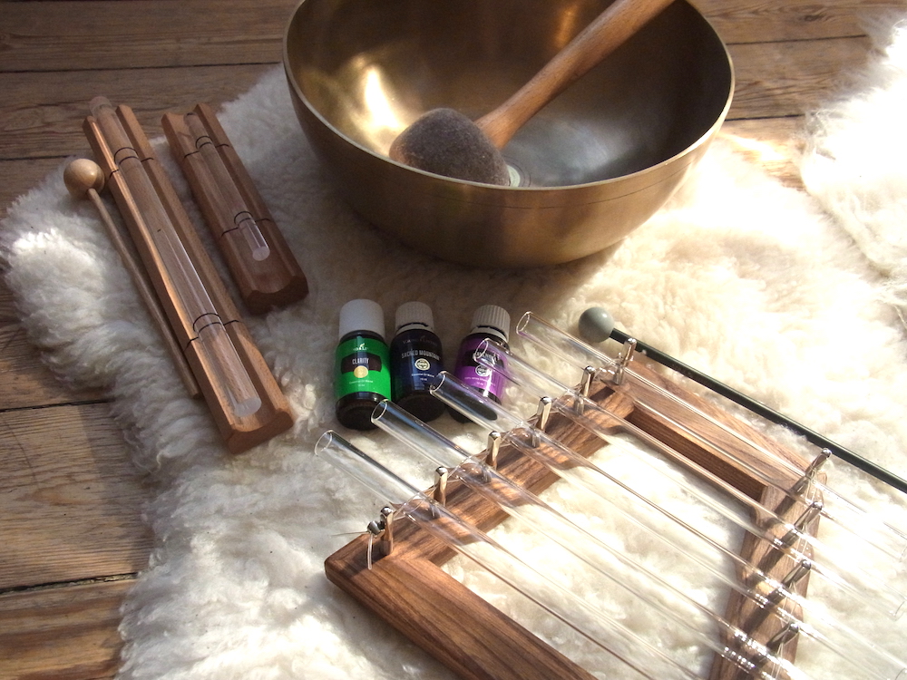 Chakra Balance mit Klangschale, Kristallklängen, Heilsteinen und ätherischen Ölen