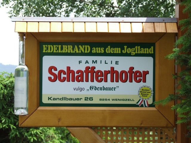 Schild an der Einfahrt zum Edenbauerhof
