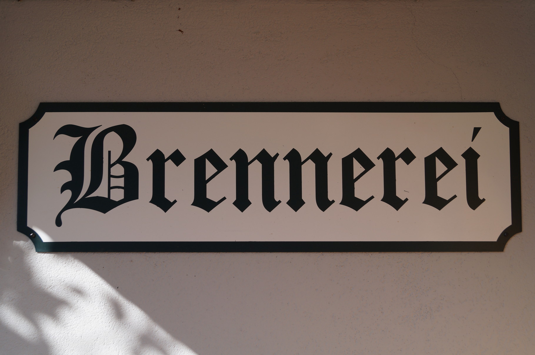 Eingangsschild zur Brennerei