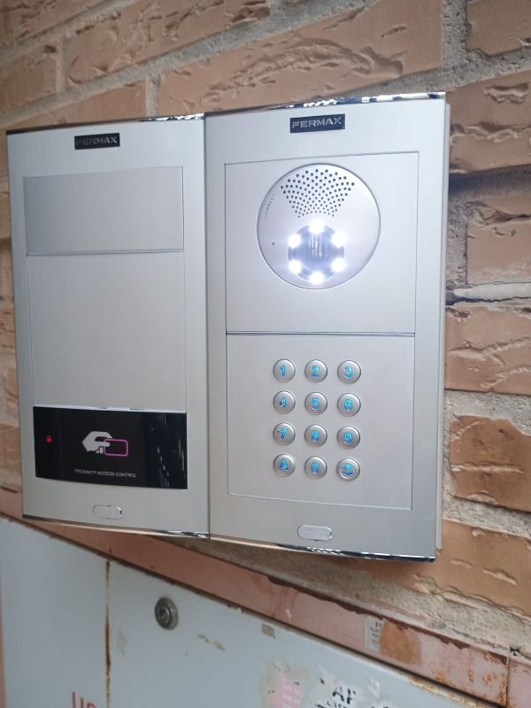 Nuevo video portero digital Skyline de Fermax instalado por el Electro BB Fermax en Tabernes Blanques