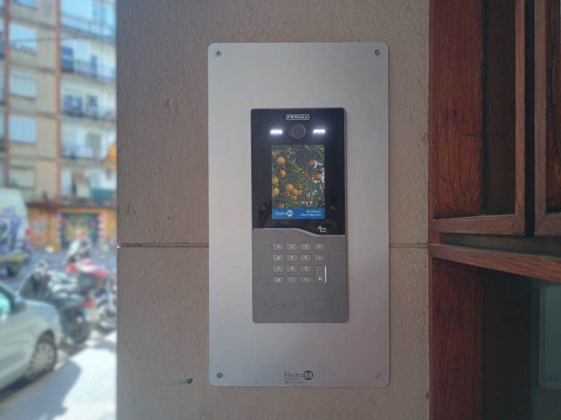 Instalación de videoportero Cora de Fermax en la calle Enric Navarro