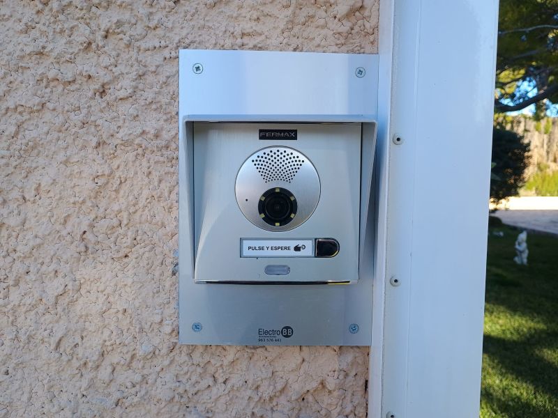 Instalación de videoportero unifamiliar Fermax en Porta Coeli