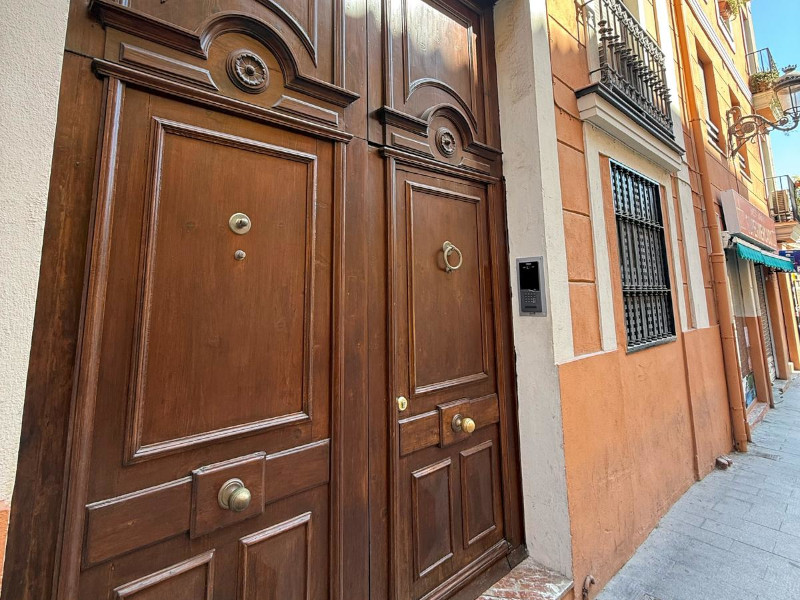 Instalación placa Cora en la calle Quart