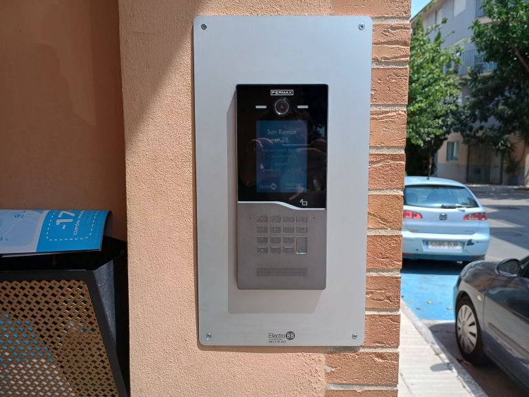 Instalación de videoportero Cora de Fermax en la calle San Ramón de Albuixec