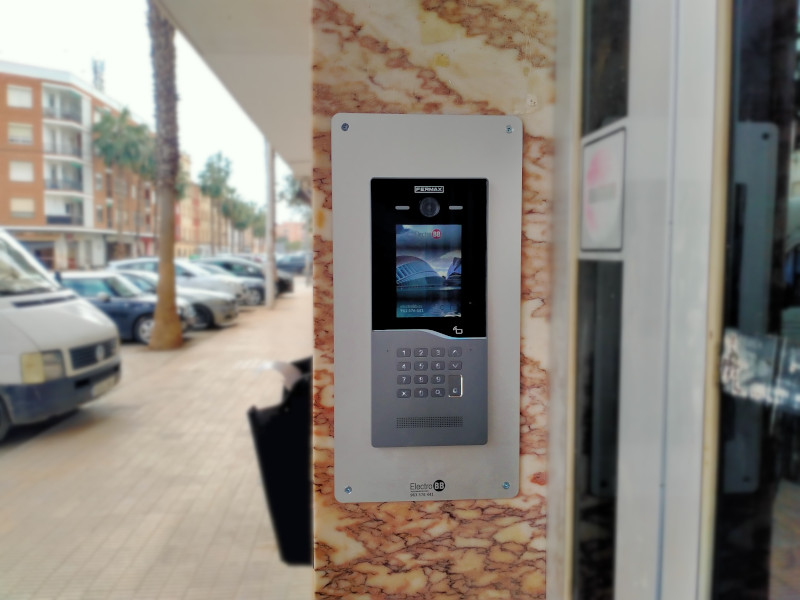 Instalación placa Cora en la Avenida Rambleta en Catarroja