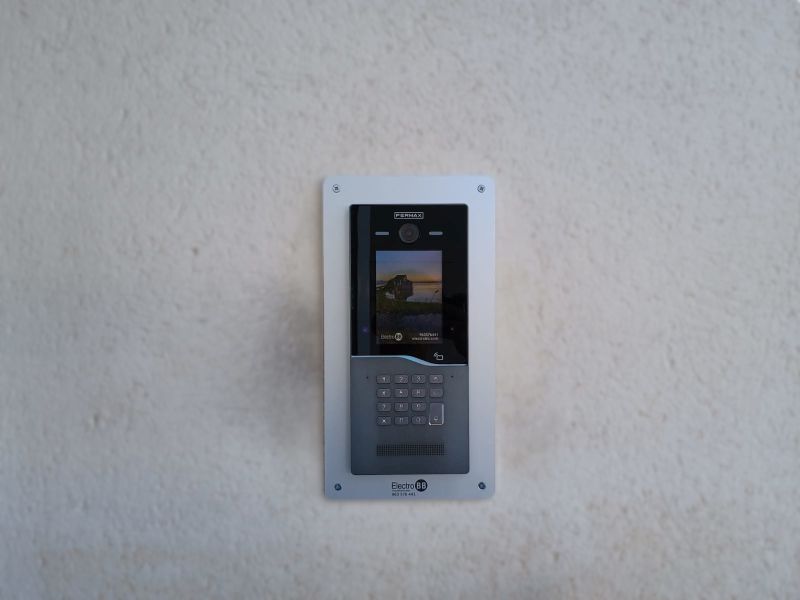 Nuevo videoportero automático CORA de Fermax instalado por el Electro BB Fermax en Catarroja