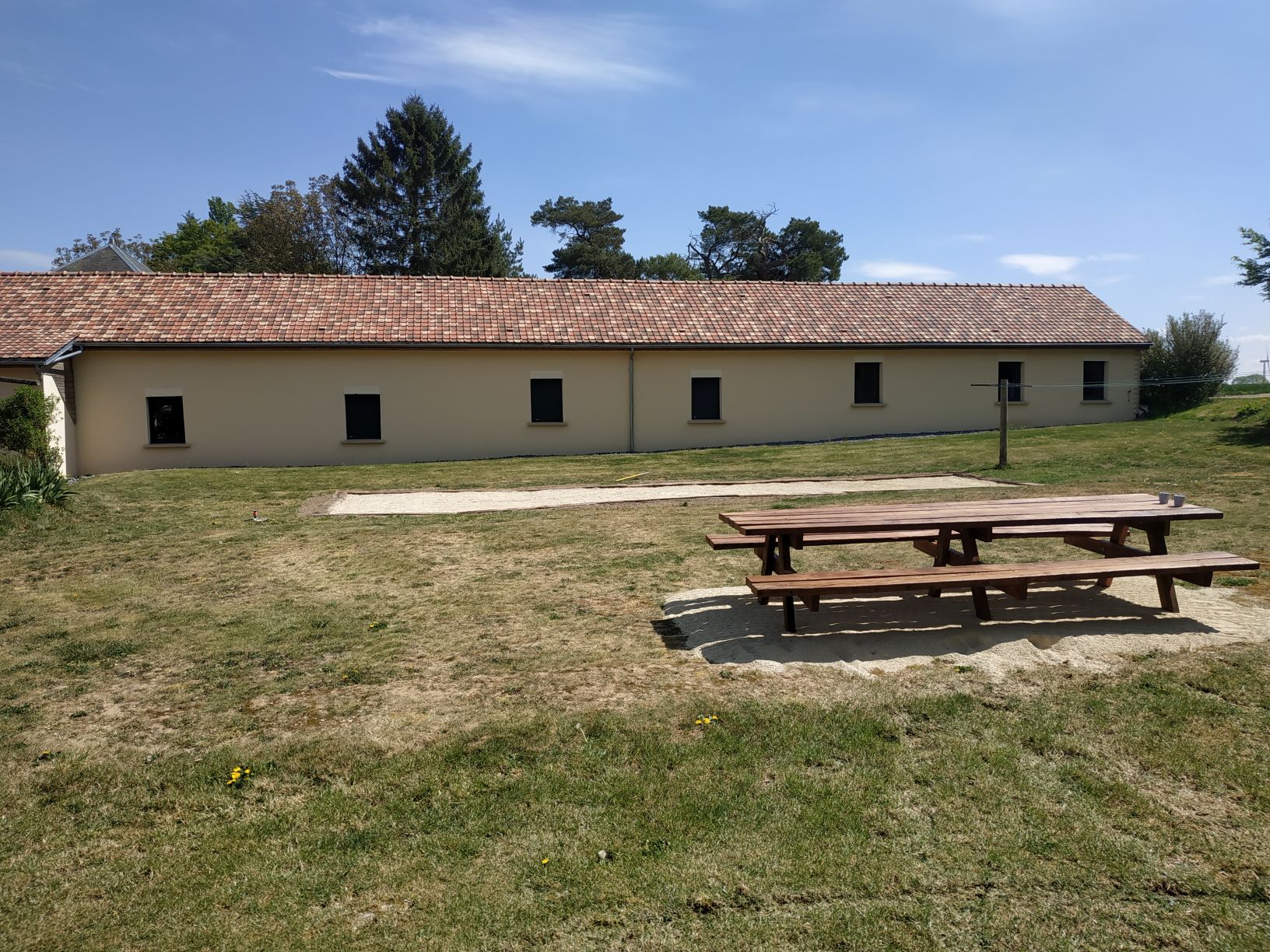 Espace pique-nique dans le jardin.