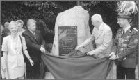 Enthüllung des Gedenksteines: Königin Doris I. Schmülling, Bürgermeister Wolfgang Werner, Landrat Hans-Jürgen Schnipper und König Peter I. Schwab