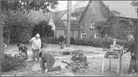 Ahsener Motto „Wir packen selbst an“ Bei der Gestaltung des Dorfplatzes v.l.n.r.: Bernhard Möllmann, Willi Rehr, August Hans und an der Schneidemaschine Heinz Schneider