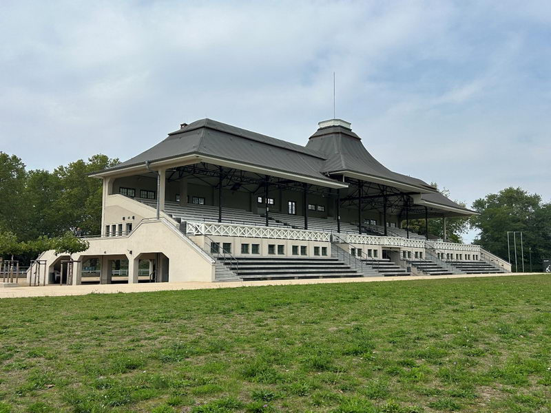 Historische Tribüne von vorn