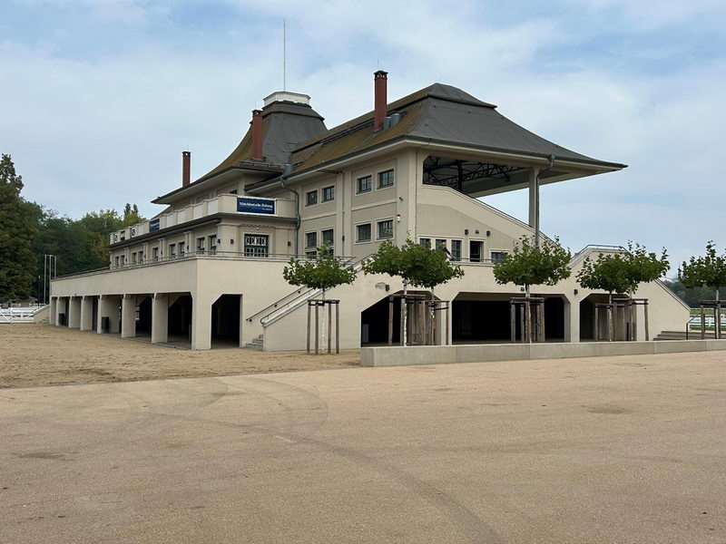 … und von der anderen Seite mit Saal und Terrasse.