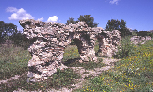 I resti delle mura dell'antico acquedotto romano