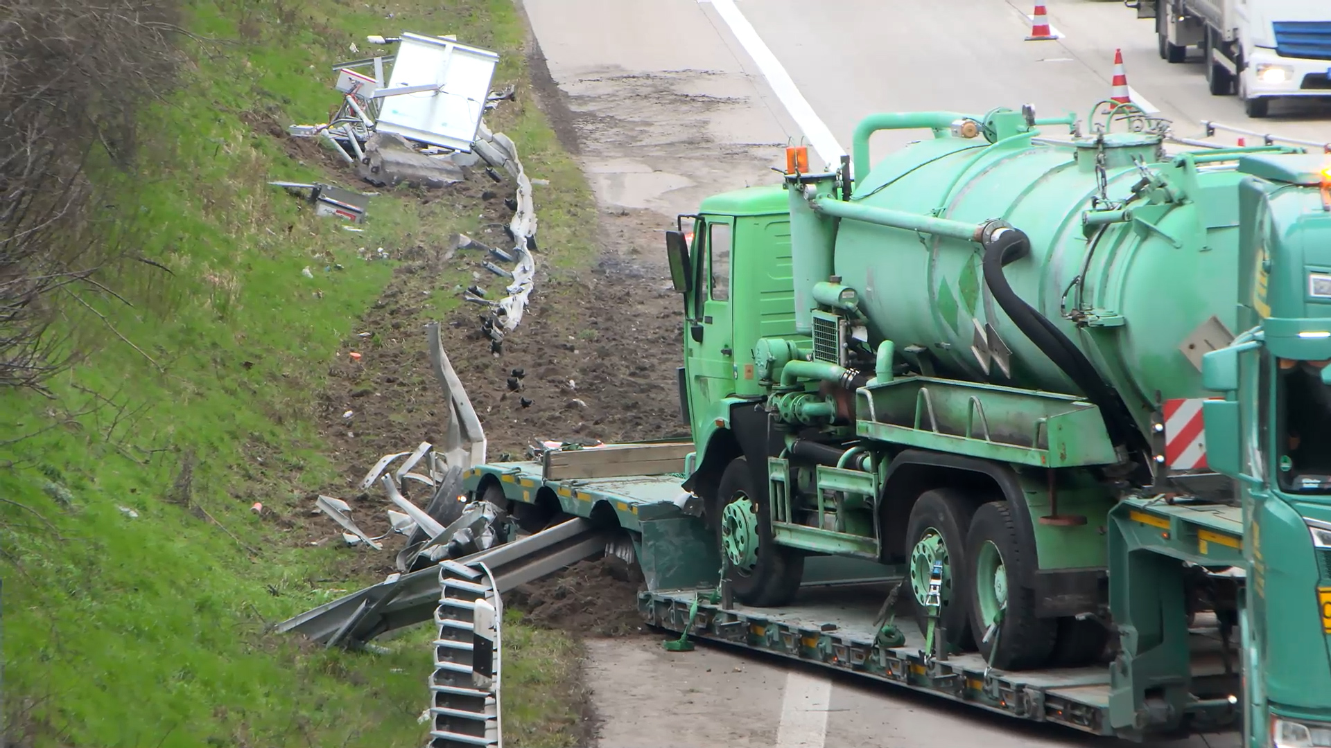 +++ VIDEOBEITRAG +++ Tieflader kollidierte auf der A6 mit einer Vorwarntafel und etwa 50 Meter Leitplanke