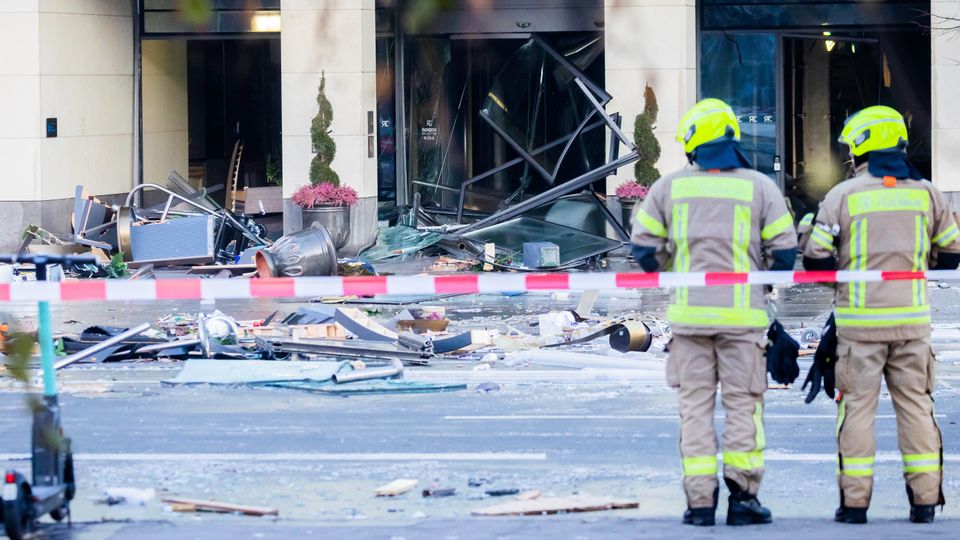 Riesenaquarium geplatzt: Großeinsatz der Feuerwehr in Berlin