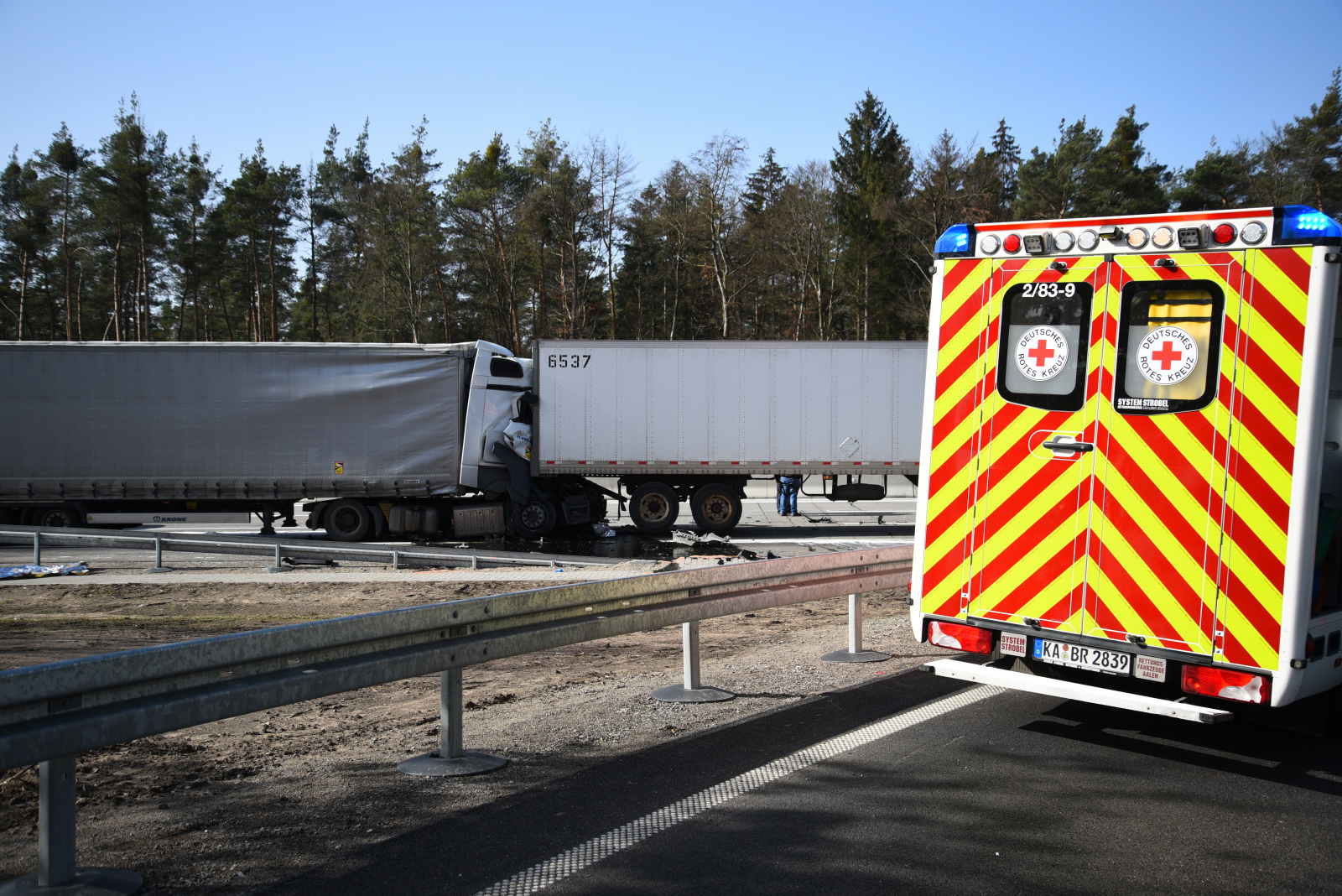 Kronau: Lkw-Unfall am Stauende - A5 voll gesperrt