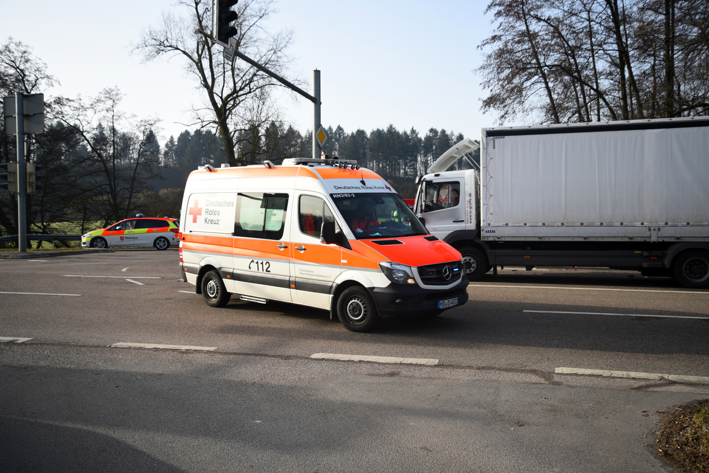 Bammental: Schwerer Verkehrsunfall auf B 45, Auto kollidiert mit Lkw - zwei Verletzte