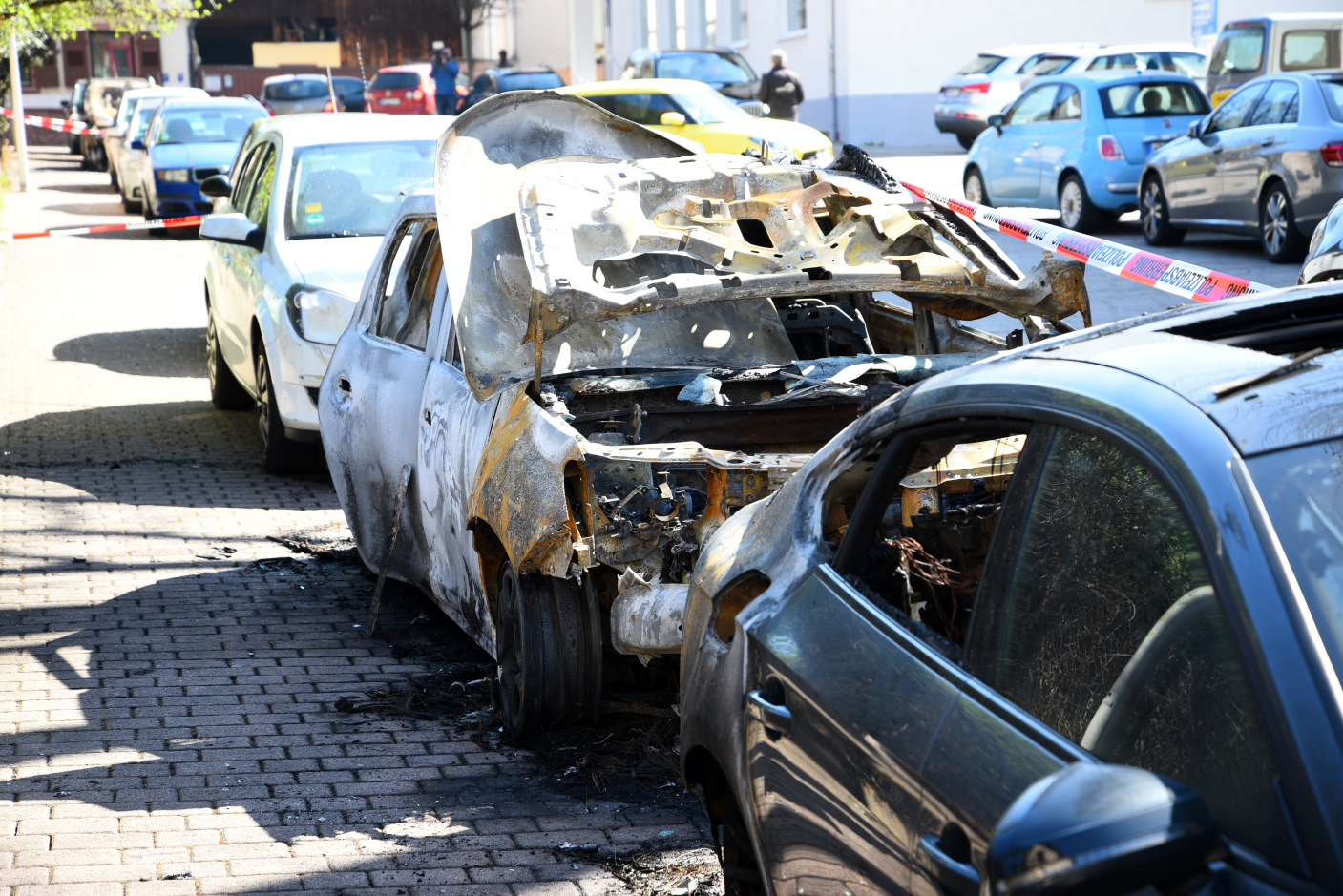 Hirschberg-Leutershausen: Fahrzeuge mutwillig in Brand gesetzt - ca. 75.000.- Euro Schaden