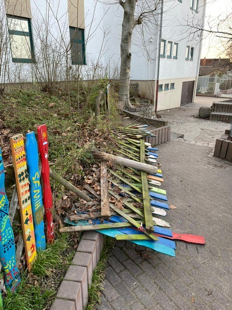 Nußloch Rhein-Neckar-Kreis: Unbekannte zerstören Holzzaun und Insektenhotels von Schule