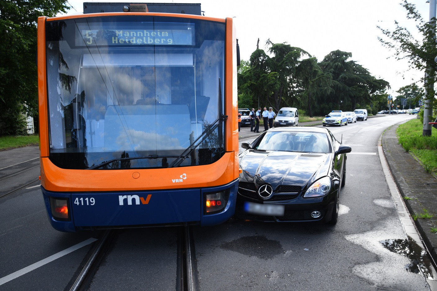 Weinheim: PKW-Fahrerin nach Kollision mit Straßenbahn verletzt