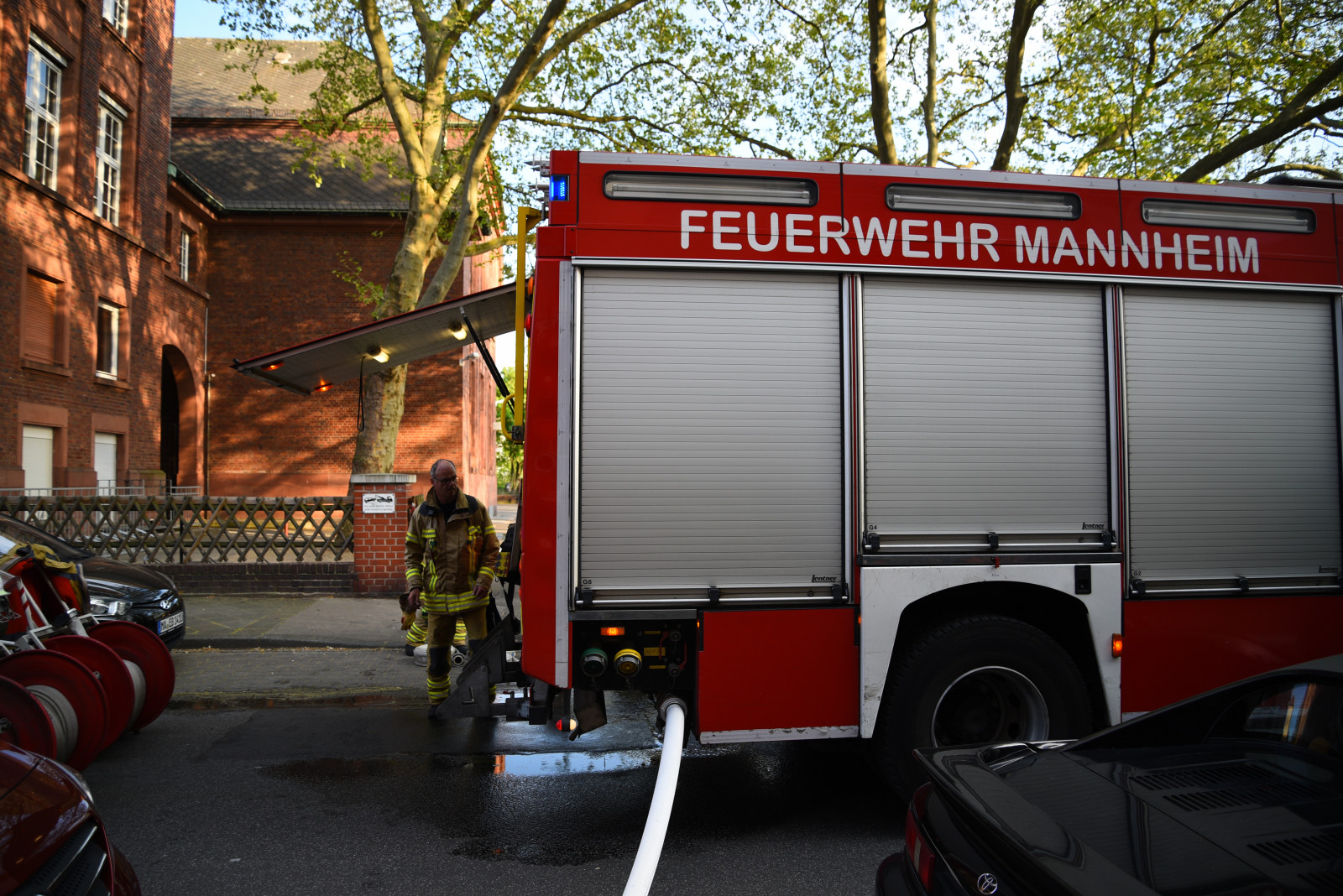 MannheimRheinau Brand von vier Müllcontainern im Innenhof einer