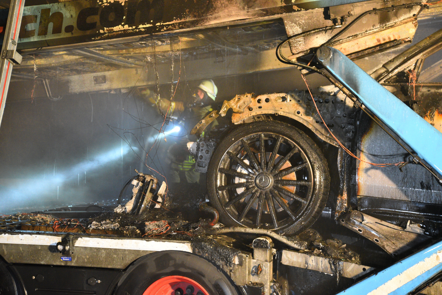 Mannheim: Mercedes Neufahrzeuge brennen auf der A6 - Gafferunfall auf der Gegenfahrbahn