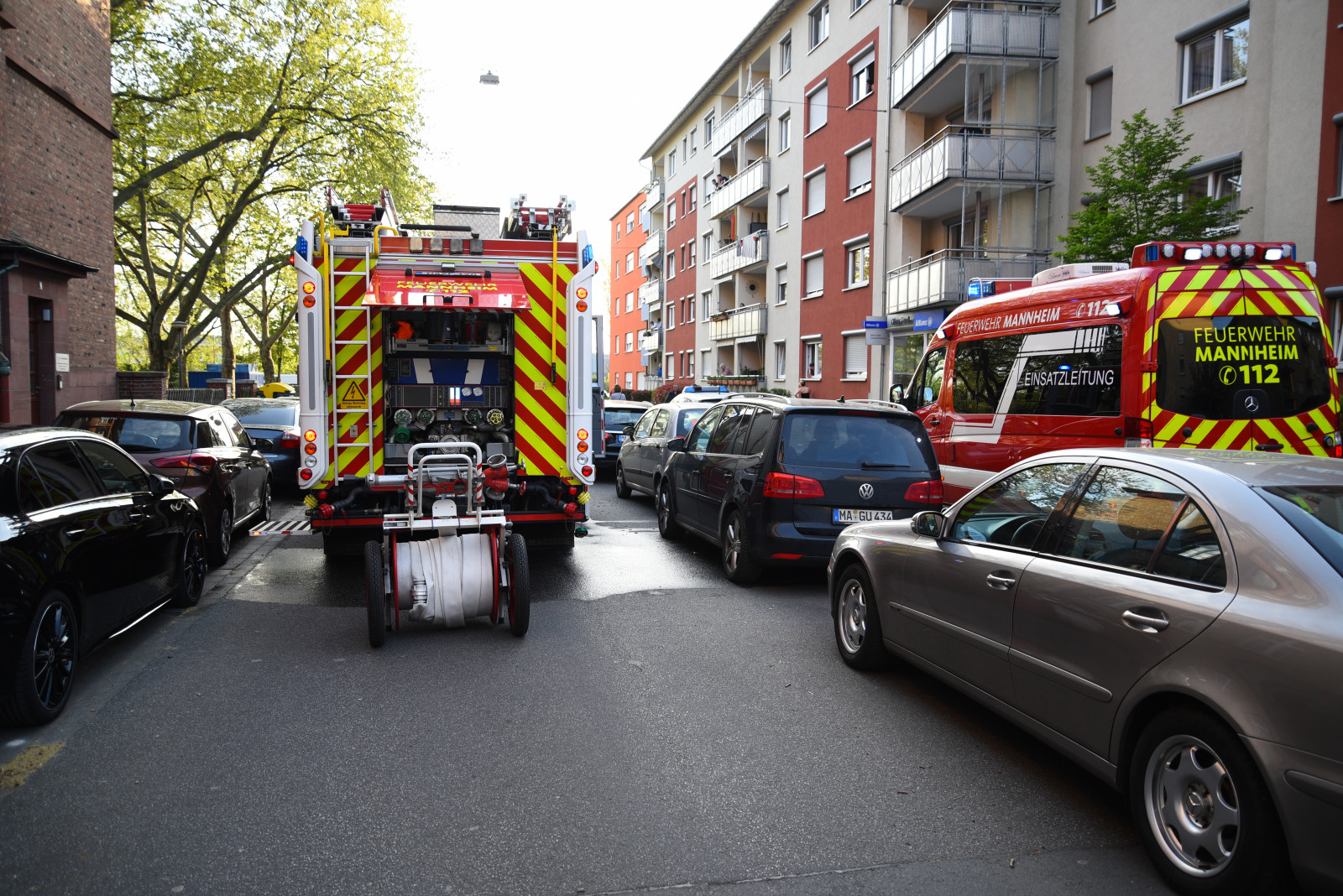 MannheimRheinau Brand von vier Müllcontainern im Innenhof einer