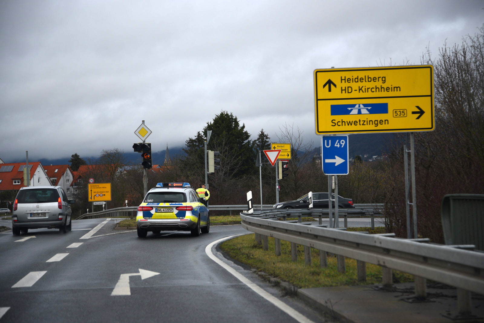 Heidelberg-Kirchheim: VW-Golf-Fahrer überschlägt sich und bleibt auf Dach liegen - Fahrer leicht verletzt