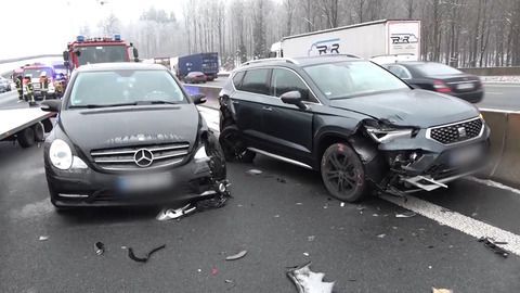 Massencrash in Bayern: Unfall mit 24 Autos - Zwölf Verletzte