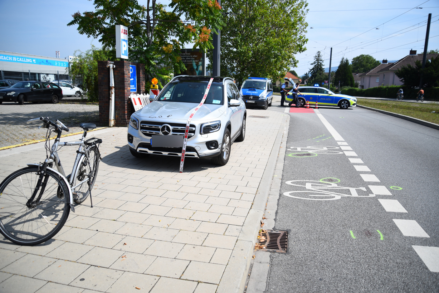 Fahrradfahrer bei Verkehrsunfall lebensgefährlich verletzt - Zeugen gesucht