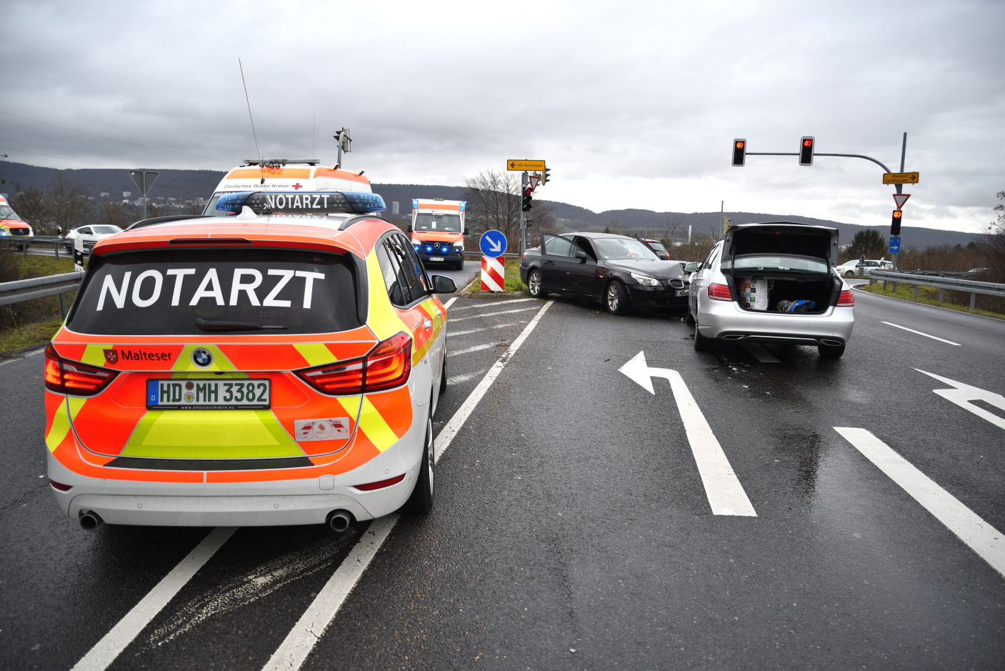 Heidelberg-Kirchheim: Frontalzusammenstoß zwischen zwei Pkw - fünf Personen leicht verletzt, darunter zwei Kleinkinder