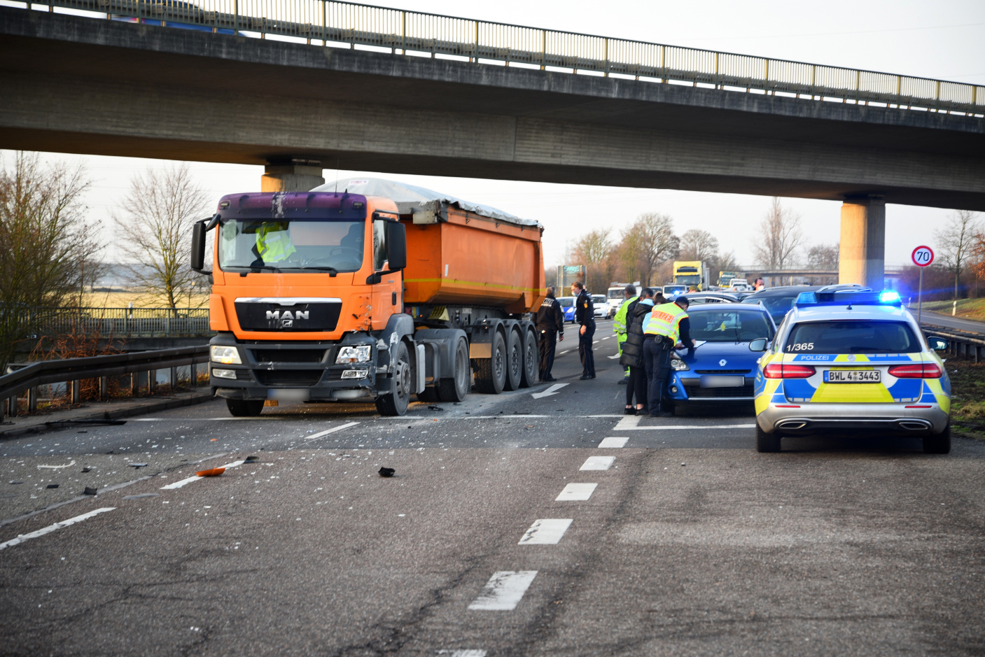 Heidelberg: B535 nach Unfall zwischen Lkw und 3 Pkw vorübergehend gesperrt gewesen.