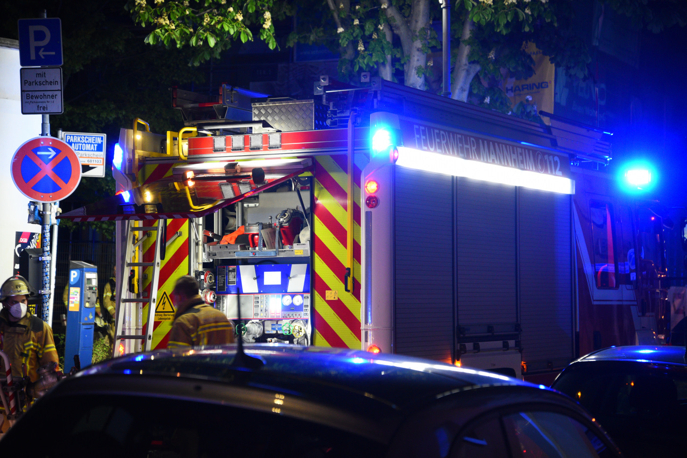 Mannheim: Brand in Mehrparteienhaus, 2 Beamte leicht verletzt