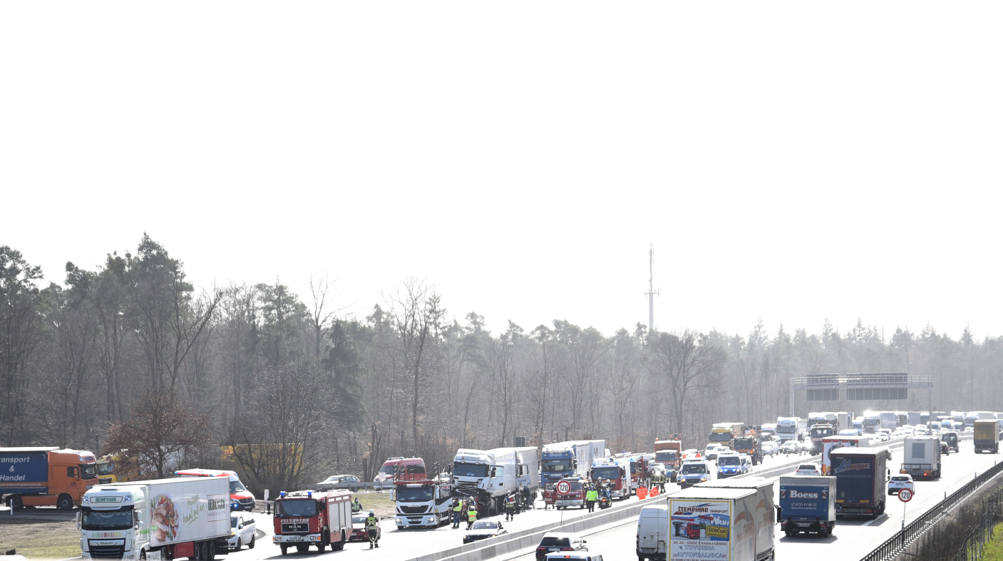 Karlsruhe: Zahlreiche Verstöße gegen Rettungsgasse nach schwerem Unfall auf der Autobahn 5