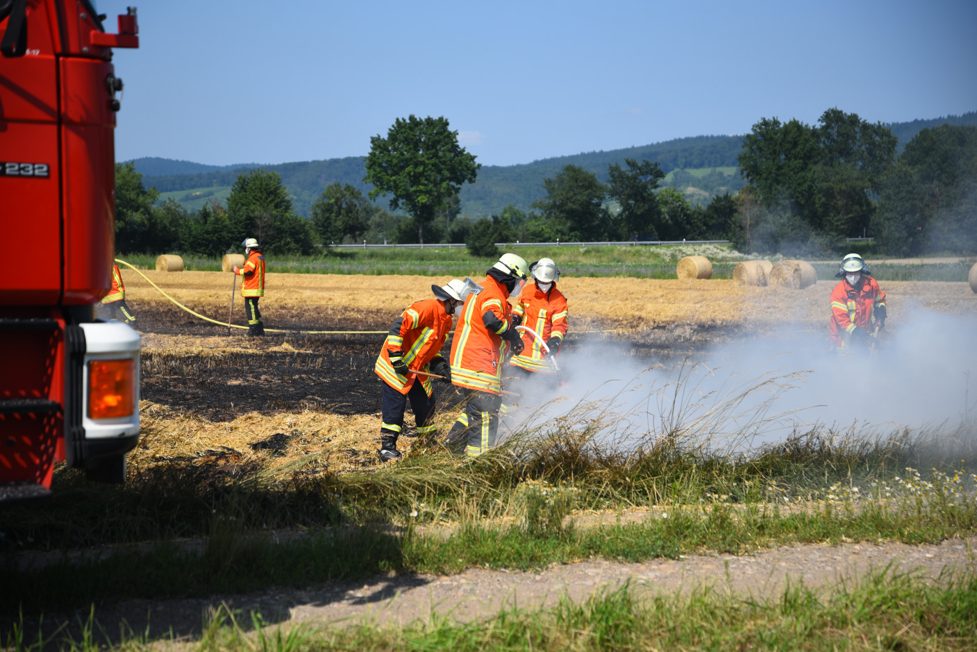 Hemsbach, Rhein-Neckar-Kreis: Brand eines Getreidefeldes