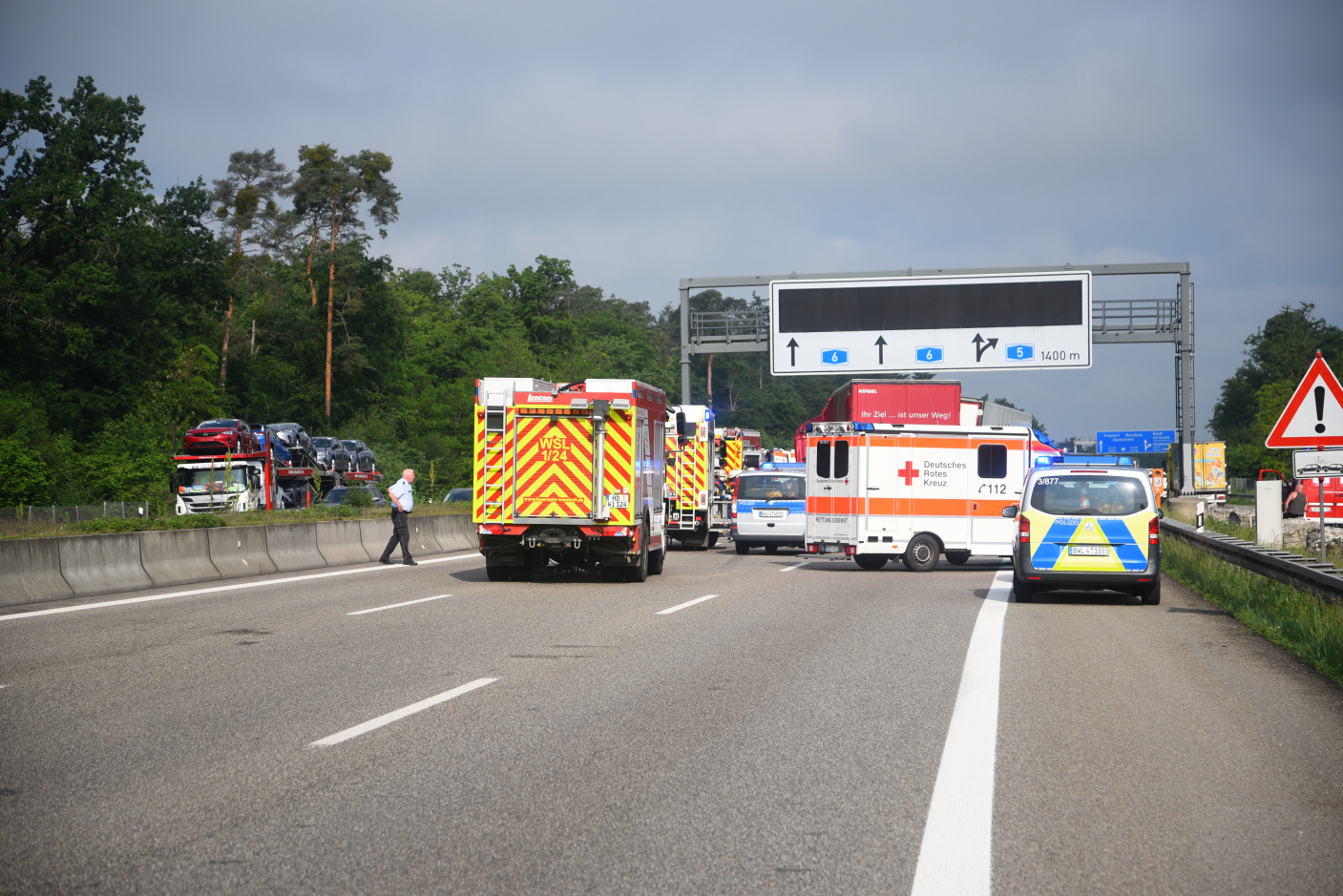 St. Leon-Rot/BAB 6: Schwerer Verkehrsunfall - A 6 in Fahrtrichtung Mannheim gesperrt - ein Unfallbeteiligter tödlich verletzt