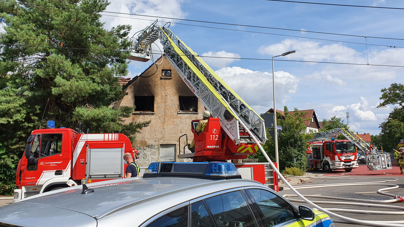 Mannheim-Schönau: Vollbrand eines Hauses im Konitzer Weg - Polizei sucht Zeugen