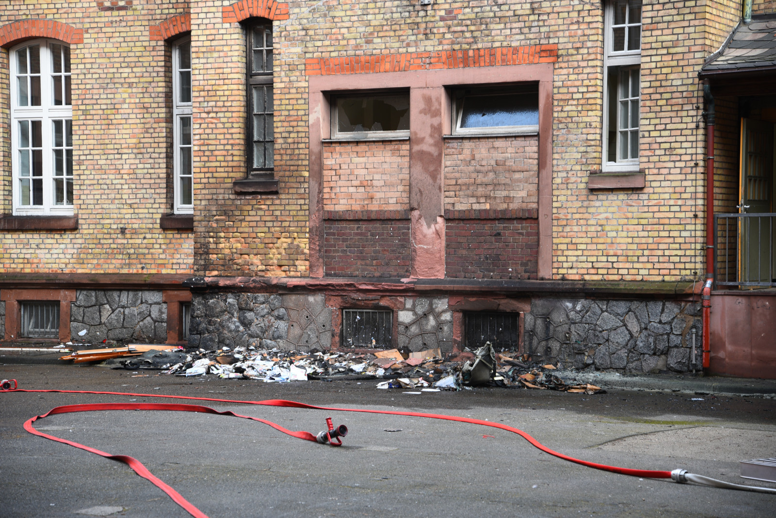 MannheimRheinau Brand von vier Müllcontainern im Innenhof einer