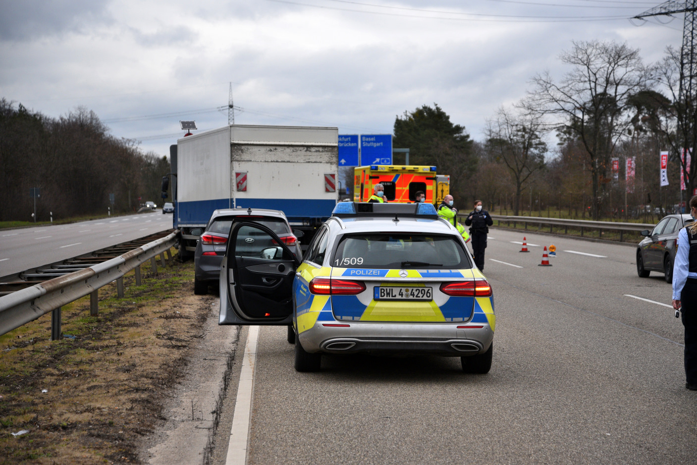 Mannheim: 61-jähriger Lkw-Fahrer gerät nach medizinischem Notfall in die Leitplanken - nach Reanimation in Klinik eingeliefert
