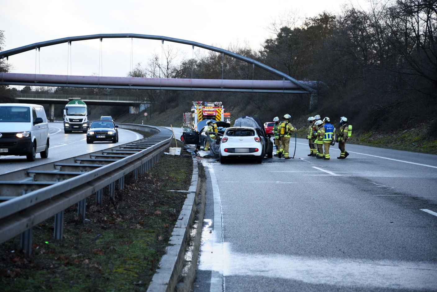 Mannheim-Rheinau: Auffahrunfall auf der B36 - Autos in Brand geraten - Unfallverursacher flüchtet!