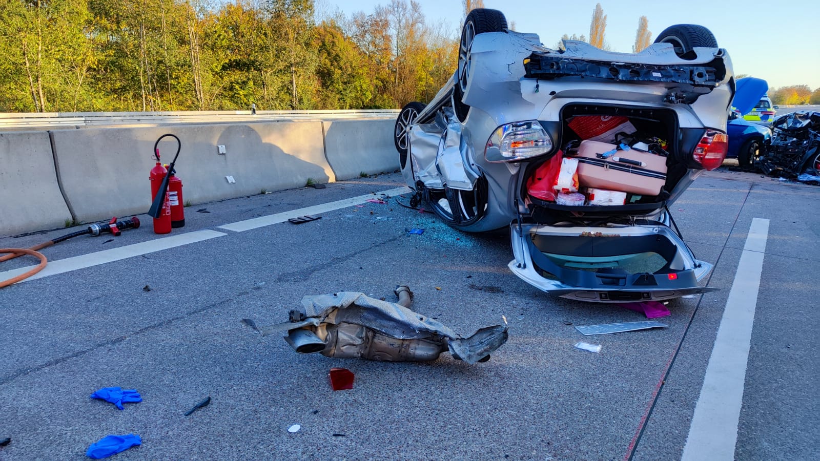 Unfall auf der A5 Mehrere Fahrzeuge beteiligt - 31-Jährige schwer verletzt ins Krankenhaus gebracht