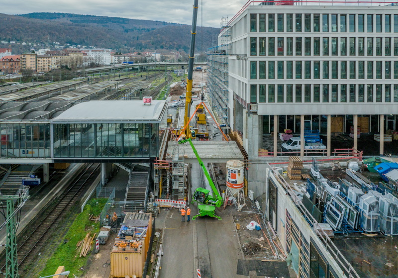 Neue Fußgängerbrücke schwebt in acht Elementen am Europaplatz ein