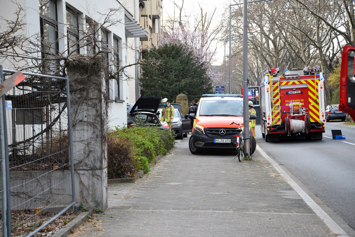 Mannheim-Oststadt: Nach medizinischen Notfall mit Porsche gegen Hauswand und geparkten BMW geprallt