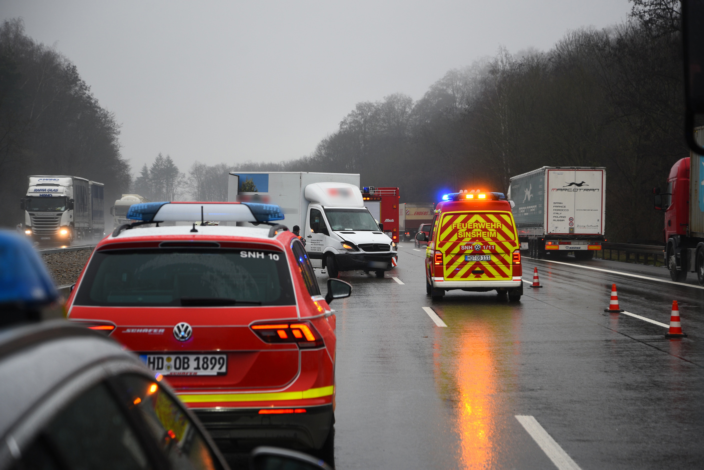 Dielheim/BAB 6: Unfall zwischen zwei Kleintransportern - Eine Person schwer verletzt