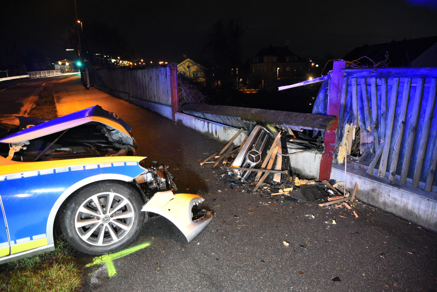 Heidelberg: Streifenwagen prallt bei Einsatzfahrt gegen Lärmschutzwand