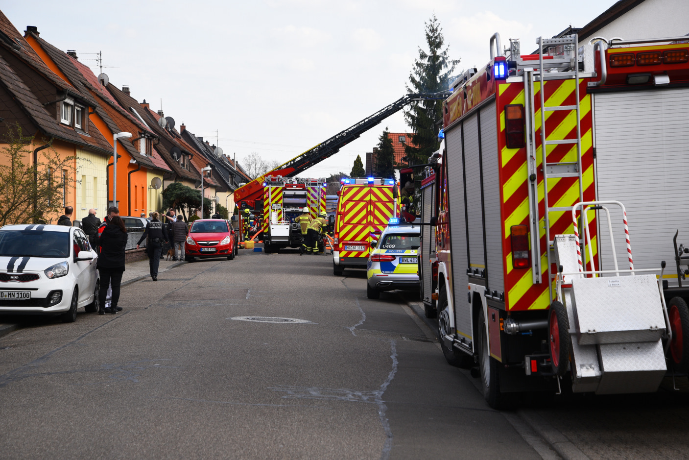 Ketsch/Rhein-Neckar-Kreis: 100.000 Euro Sachschaden bei Dachstuhlbrand - 53-jährige Bewohnerin leicht verletzt - Brandursache noch unbekannt