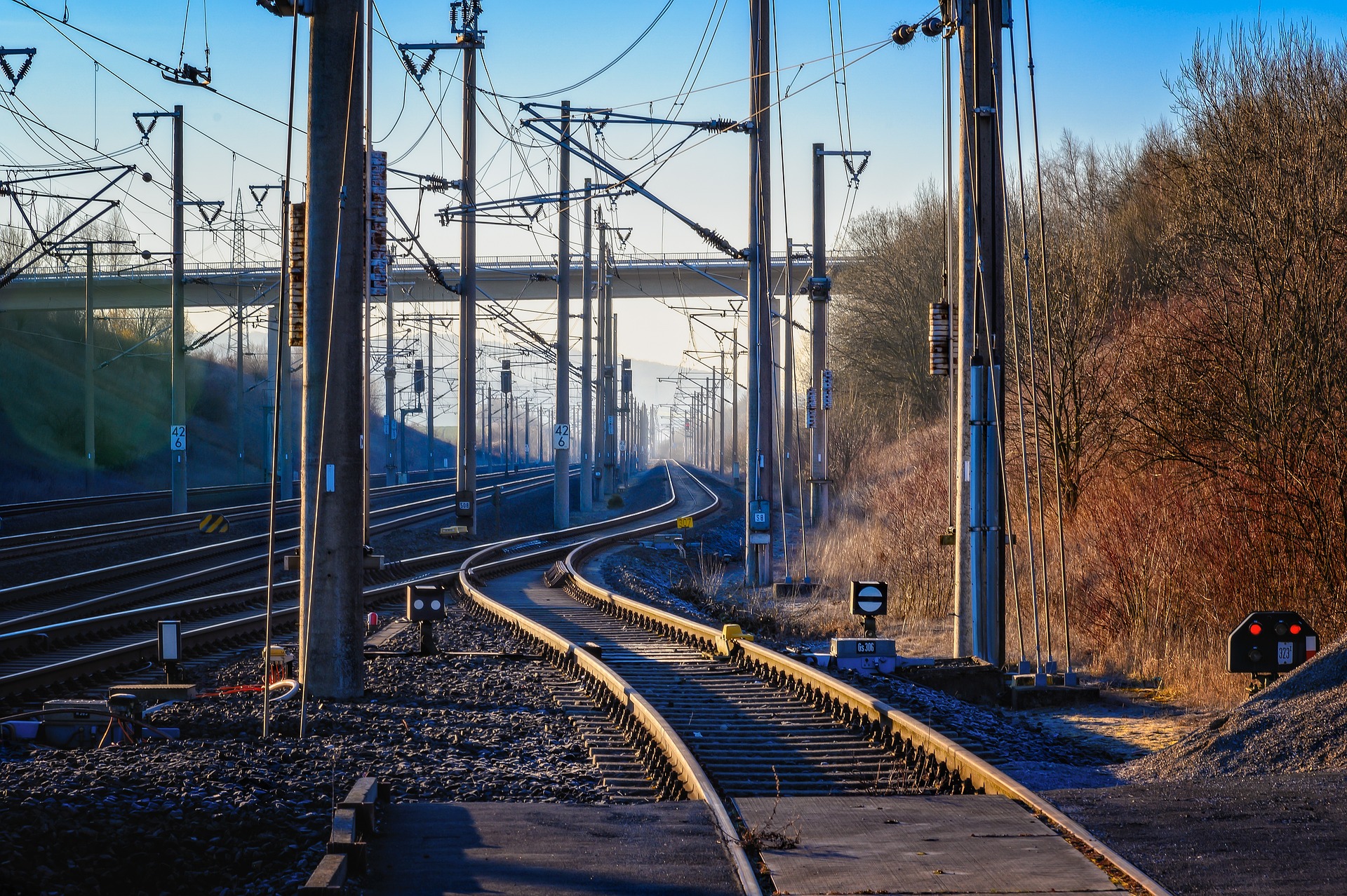 Drei Kinder werfen Steine auf Güterzug - Bundespolizei ermittelt wegen gefährlichem Eingriff in den Bahnverkehr